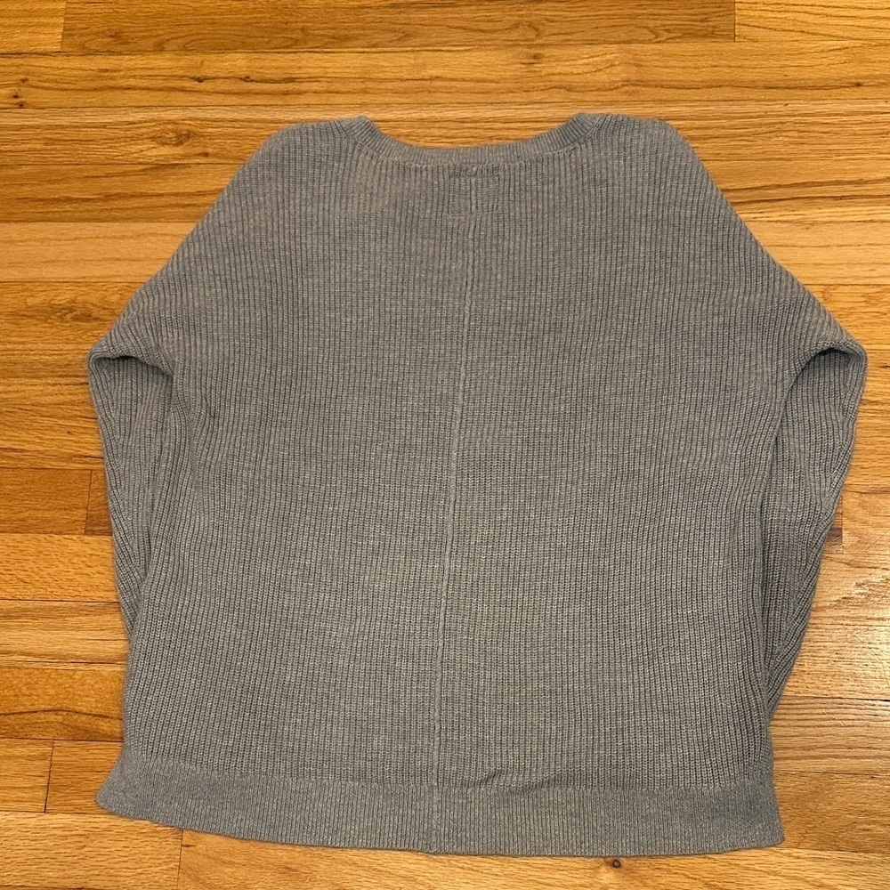 Abercrombie & Fitch Gray V-Neck Women's Sweater - Picture 3 of 3